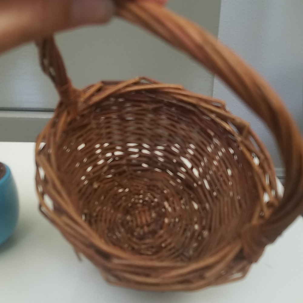 Natural vine twig woven basket with handle - Picture 3 of 5